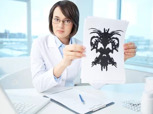врач показывает картинку